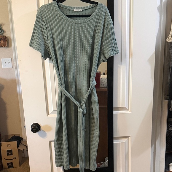 Dresses & Skirts - Elegant Green Ribbed Dress